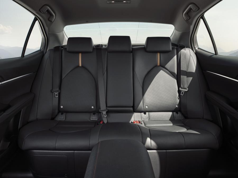 Интерьер Toyota Camry Hybrid 2019 года  (EU) (фото 43 из 45)